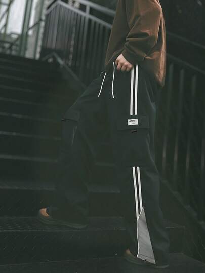 Pantalon cargo pour hommes à rayures et patchwork, contrastant de couleur, taille à cordon, jambe droite ample, décontracté. Étiquette avec logo. Convient pour le quotidien, les sorties, les activités de plein air, le streetwear. Polyvalent, pour l'automne.