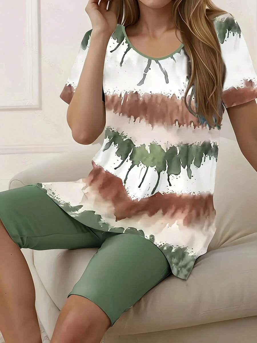 Women's Casual Two-Piece Set: A Colorful Printed Short-Sleeve Top Paired With Tight Shorts, Featuring A Stylish Side Slit Design. It's A Comfortable And Well-Fitting Daily Outfit, A Plus-Size Fashionable Vacation-Style Tie-Dye Striped Printed Short-Sleeve Set, A Foreign Printed Set. - 橄欖綠 - 查看 1