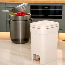 1 pieza Papelera de baño compacta básica de plástico, con pedal sin manos, cierre silencioso, diseño de pedal ligero con aro para bolsa de basura, estética moderna rectangular de gran capacidad, viene con tapa para protección contra olores, adecuada para oficina, dormitorio, cocina, sala de estar, color dorado champán, accesorios de baño, decoración de habitación