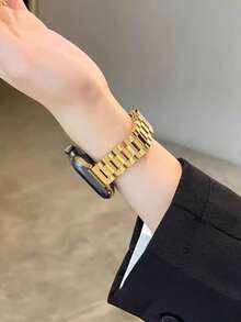 2 piezas/set correas de acero inoxidable + funda compatible con Apple Watch. Acero macizo de 14 mm. Compatible con Apple Watch de mujer, correa estrecha dorada. Compatible con Apple Watch de 38/40/41/42/44/45/49 mm y Apple Watch Ultra2/1/Se/9/8/7/6/5/4/3/2/1. Correa de metal + funda protectora ahuecada con doble hilera de diamantes de imitación brillantes. Cómoda, impermeable y moderna.