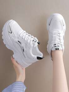 2025 Nuevos tenis de malla transpirables de verano, delgados y de patchwork, zapatos casuales deportivos para mujer, plataforma de suela gruesa, versátiles para estudiantes