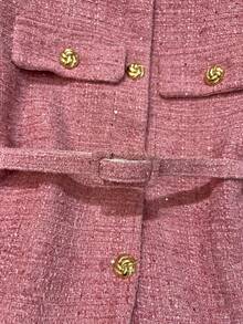 Jaqueta feminina elegante com lantejoulas, top de tweed com lantejoulas, abotoamento simples, gola redonda com botões de metal e colete rosa com cinto.