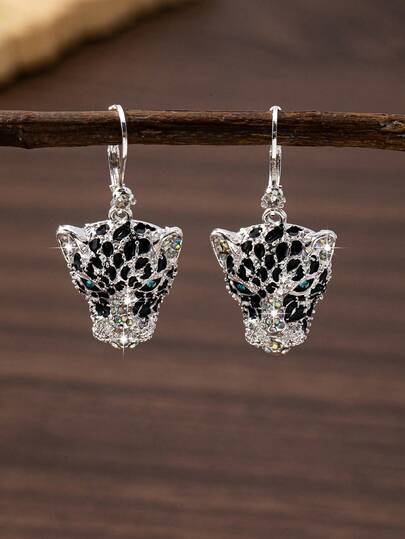 زوج من أقراط معدنية فضية بتصميم رأس نمر مرصعة بالراين ذات عيون زرقاء، مناسبة للارتداء اليومي والحفلات ومهرجانات الموسيقى ومطابقة الملابس