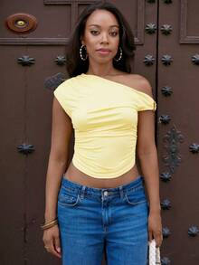 Yess Loren Blusa de verano de color liso con cuello asimétrico y drapeado asimétrico para mujer - Amarillo - Ver 2