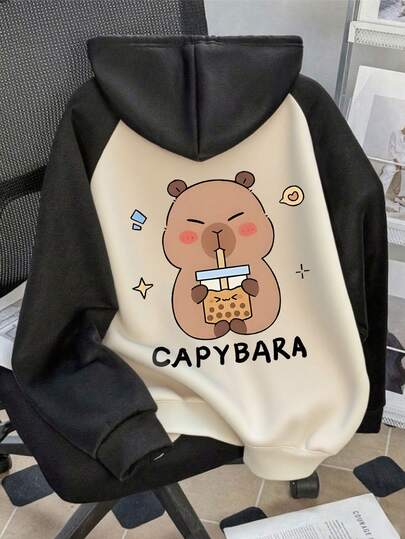 这款适合青少年女孩的黑色撞色卫衣印有动物图案，外观精美，凸显了印花的魅力。适合休闲运动、校园生活、旅行、郊游等各种场合穿着。