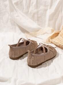 1 par de zapatos planos de unicolor para niños, diseño calado con decoración de lazo, punta redonda, estilo slip-on con , suave y cómodo, estilo minimalista, adecuado para todas las estaciones, para uso interior y exterior, escuela
