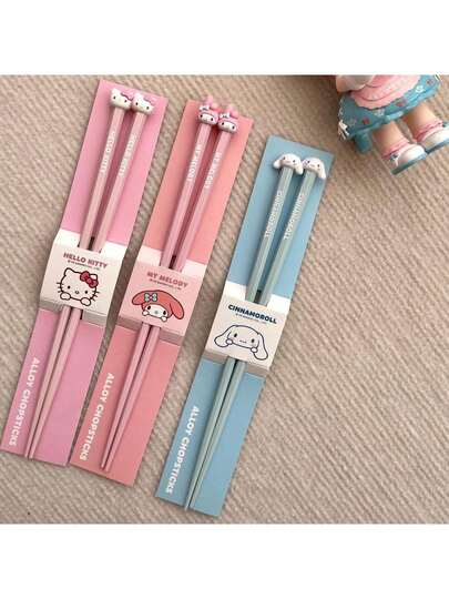 Sanrio 1 Paio di Bacchette Sanrio Kuromi, Hello Kitty, Melody e Cane Orecchie Grandi - Stoviglie con Disegni di Personaggi Carini per Uso Esterno o Quotidiano, Materiale in Plastica Durevole, Confezione Divertente, Utensili da Campeggio, Stoviglie Eleganti per Tavoli da Pranzo Domestici, Perfette per Natale e Ringraziamento