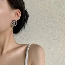 زوج من أقراط أنيقة غير متماثلة مجوفة من السبائك المعدنية، هدية للنساء، عيد الحب