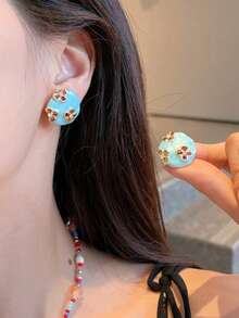 1对精致法式复古琉璃花卉夸张耳环，阿芙罗狄蒂花园，小众高端度假风耳环，蓝色镂空花朵耳钉 - 圓形藍色花朵 - 查看 6