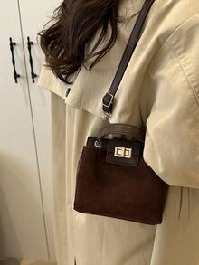 Túi đeo chéo mini thời trang màu trơn, khóa kim loại, túi xách tối giản nhiều ngăn, phù hợp để đi mua sắm, đựng ví, dành cho phụ nữ trẻ, sinh viên đại học, người mới đi làm, nữ nhân viên văn phòng. Lý tưởng cho văn phòng, trường đại học, công việc, kinh doanh, đi lại, hoạt động ngoài trời, du lịch và dã ngoại. - Cà phê nâu - Xem 4