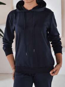 女款兩件式運動服套裝，配有連帽衫和帶袖口的褲子，帶口袋的休閒基本運動套裝，舒適的日常穿著，非常適合日常都市造型和運動活動。 - 藏蓝色 - 查看 3