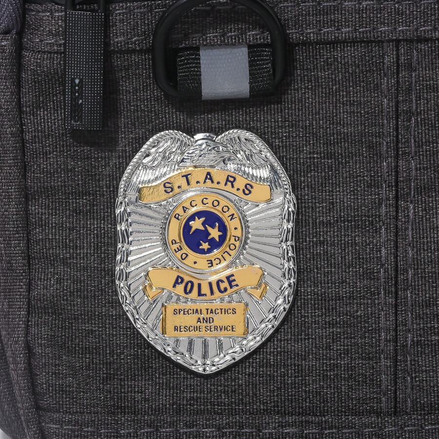 1 件浣熊市侦探遗产珐琅徽章胸针，独特的游戏商品适合男士派对装礼物 - X00572 - 查看 1