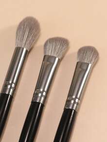 3套柔软眼部化妆刷，包括眼影刷、高光刷和晕染刷，采用柔软纤维制成，方便旅行化妆。 - 黑色 - 查看 3
