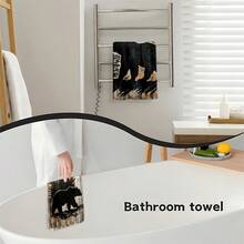 1 set/2 pièces/100 pièces Serviettes de cuisine et torchons avec motif de silhouette d'ours noir et de pins sur fond en bois, convient pour la décoration intérieure des restaurants, cuisines et salles de bains, la décoration de fête, les cadeaux de festival, en tant que cadeau