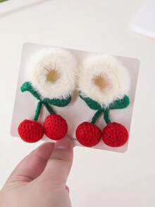 2 pièces de pinces à cheveux en peluche de cerise. Accessoires capillaires pour enfants pour l'automne et l'hiver. Mignonnes pinces à cheveux rouges en forme de cerise. Accessoire pour queue de cheval de petite fille. Accessoires capillaires de costume pour enfants. Serre-tête polyvalent.