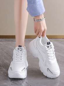 2025 Nuevos tenis de malla transpirables de verano, delgados y de patchwork, zapatos casuales deportivos para mujer, plataforma de suela gruesa, versátiles para estudiantes