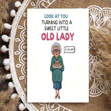 1 张送给闺蜜的搞笑生日贺卡 - “看你变成一个可爱的小老太太”幽默贺卡，以老妇人和蛋糕为特色，是送给朋友、姐妹、妻子的完美礼物，1 张，纸质材料，生日贺卡 | 幽默问候 | 俏皮插图，生日贺卡（带信封 + 贺卡）“（11 厘米 X 16 厘米）圣诞礼品卡”适合每个人的礼物，适合送给同事的卡片 - 多色 - 查看 8