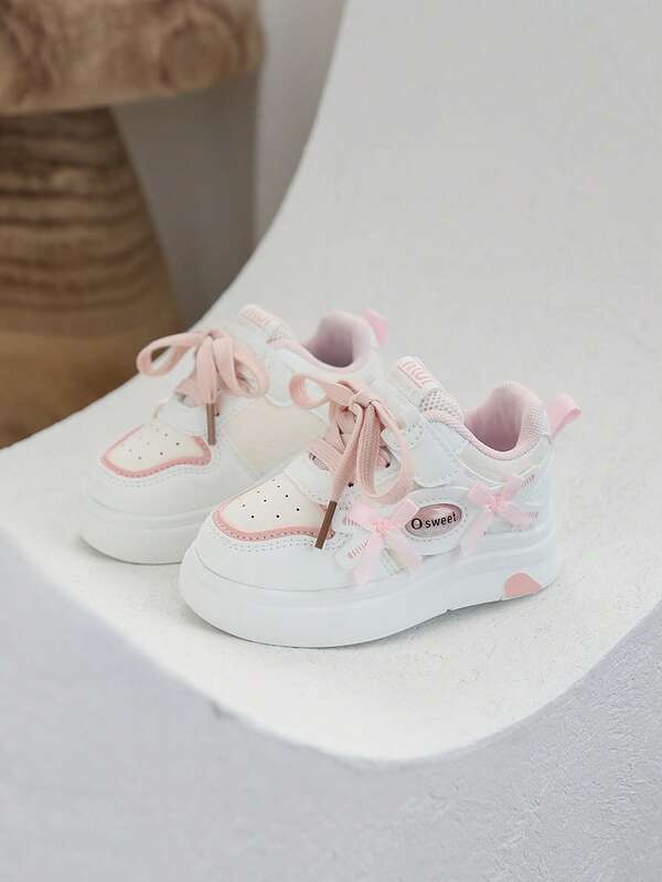 A Pair Of Children's Casual Sneakers, Girls' Sports Shoes, With Soft Leather Upper, Soft Sole, Round Toe For Collision Protection, Low-Top Sneakers, Suitable For Girls To Go Out For Travel, Casual Sports