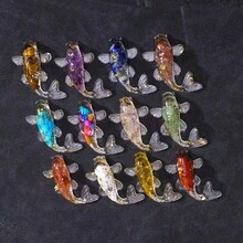 1 件水晶原石和环氧树脂鱼饰品 - 可爱的锦鲤雕像、创意家居装饰、办公桌面和汽车配件、独特的节日礼物 - 彩色 - 查看 5