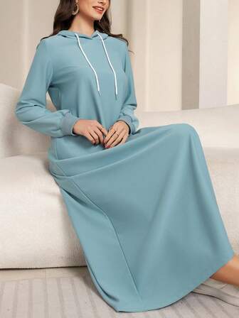 שמלת מקסי קז'ואל אלגנטית בצבע אחיד לנשים עם שרוולים ארוכים וקפוצ'ון, מתאימה ללבישה יומיומית באביב ובסתיו