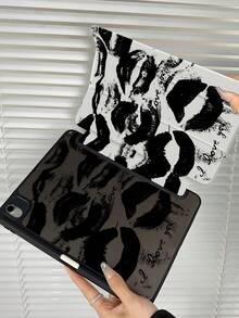 Ốp lưng iPad họa tiết môi đen hình hoạt hình tinh tế và đáng yêu này được làm từ acrylic trong suốt hai mặt, chống sốc và bền bỉ, tương thích với iPad thế hệ thứ 7, 8 (10.2 inch) và 10. Có khe cắm bút tích hợp, hỗ trợ chức năng ngủ/thức và nhiều chế độ giá đỡ gập. Món quà sinh nhật tuyệt vời. - Nhiều màu - Xem 7