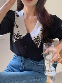 Blusa casual feminina com estampa floral e gola bordada, minimalista e moderna para uso diário - Preto - Ver 8