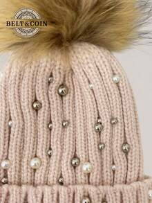 Ein Pack einfarbiger, winterlicher gestrickter Mützen mit abnehmbaren dekorativen Bommel. Breitkrempige, warme und stilvolle Beanies für Jugendliche mit gestreifter Fütterung. Warme Beanies für Herbst/Winter. Das perfekte Weihnachtsgeschenk. Gestrickte Bommel-Mützen für Herbst/Winter. Warme Beanies für Frauen mit Kunstperlen-Verzierungen.