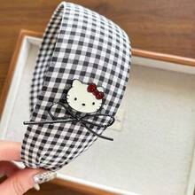 Sanrio Sanrio Hello Kitty Plaid Plaid Hairbands Damskie retro, pasujące akcesoria do włosów Słodki, studencki styl Modna i świeża szeroka opaska do włosów Prezent na Walentynki Codzienne noszenie Hello Kitty Kuromis Cinnamorolls My Melodys Pochaccos Pom Pom Purins (niektóre części mogą być losowe), obręcz do włosów