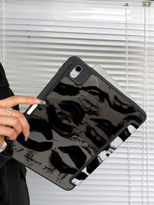 Ốp lưng iPad họa tiết môi đen hình hoạt hình tinh tế và đáng yêu này được làm từ acrylic trong suốt hai mặt, chống sốc và bền bỉ, tương thích với iPad thế hệ thứ 7, 8 (10.2 inch) và 10. Có khe cắm bút tích hợp, hỗ trợ chức năng ngủ/thức và nhiều chế độ giá đỡ gập. Món quà sinh nhật tuyệt vời. - Nhiều màu - Xem 3