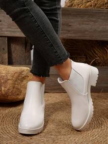 Ein Paar schwarze Kunstleder Ankle Boots mit Nieten-Schnallenverschluss, lässig-schicker Stil, ideal für den täglichen und Straßenmode-Anlass, ganzjähriger Komfort, langanhaltend und