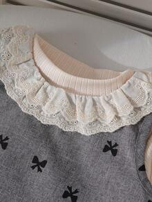 Conjunto de moda para niñas pequeñas de 3 piezas: Camiseta de cuello alto + Chaleco con ribete de encaje + Falda plisada con ribete de encaje