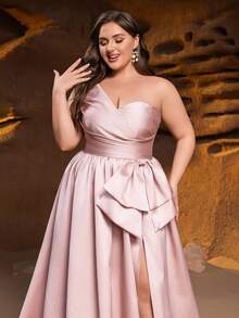 Faeriesty Curve Plus 优雅单肩晚礼服，缎面 A 字裙摆，后背交叉绑带和腰间蝴蝶结——完美适用于婚礼、晚宴、新娘招待会和奢华聚会。粉色系，春日气息。 - 粉色 - 查看 5