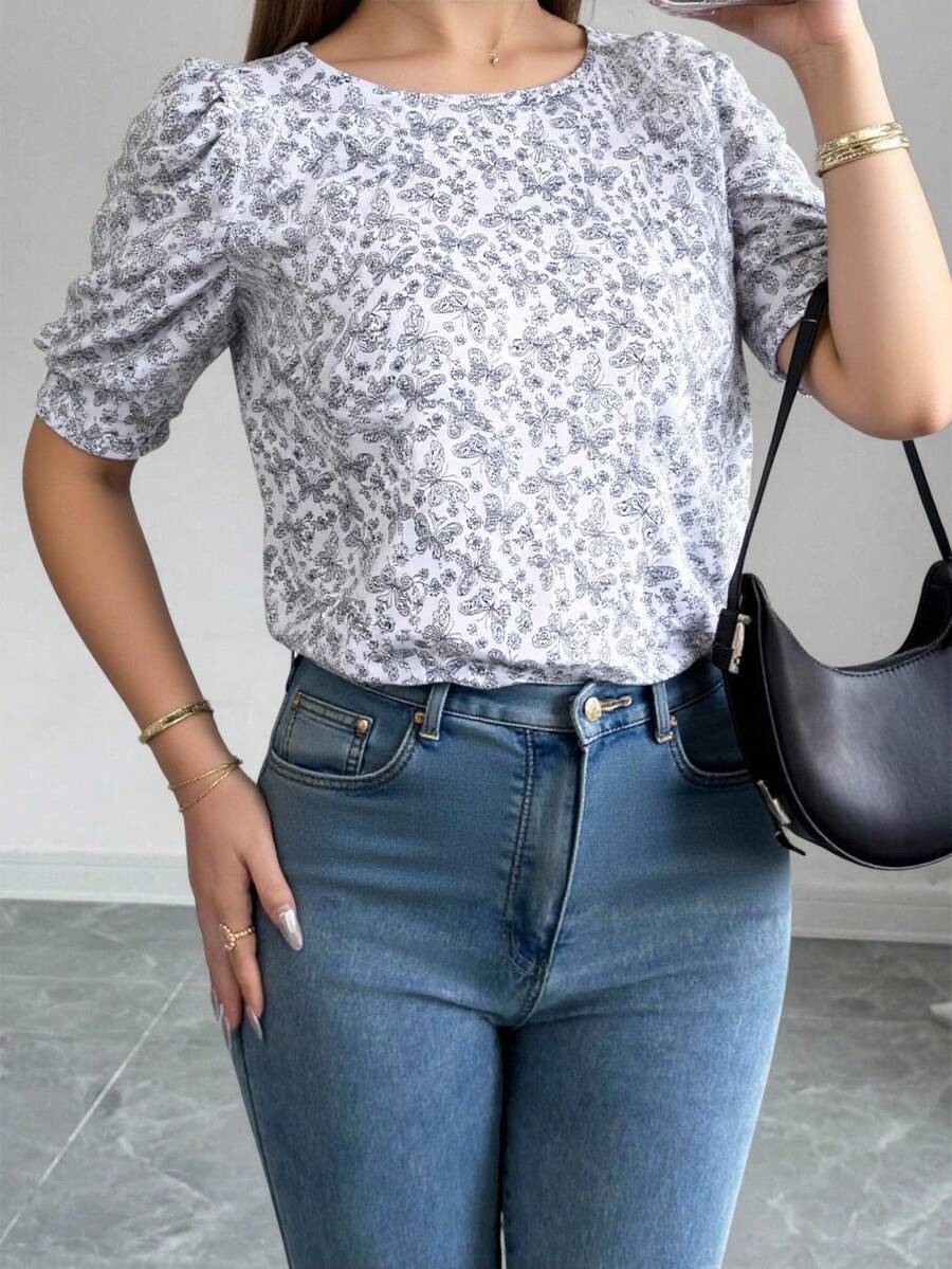 Blusa para Mujer Estampado Mariposas, Escote Redondo, Manga Corta Fruncida, Corte Fluido, Abertura en Espalda, Casual Femenina - Blanco - Ver 1