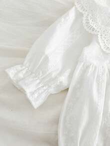 女婴蕾丝领长袖连体衣