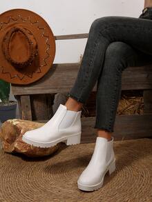 Ein Paar schwarze Kunstleder Ankle Boots mit Nieten-Schnallenverschluss, lässig-schicker Stil, ideal für den täglichen und Straßenmode-Anlass, ganzjähriger Komfort, langanhaltend und