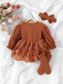 Baby Girl Cute Solid Color Lantern Long Sleeved Patchwork Lace Skirt Jumpsuit With Butterfly Bow Hair And Socks Set For Spring And Autumn - 棕色 - 查看 3