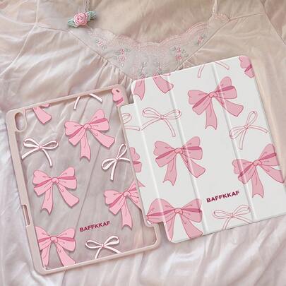 这款精美可爱的卡通粉色蝴蝶结字母双面彩绘亚克力透明水晶背壳，防震设计，适用于 iPad 第七代、第八代（10.2 英寸）和第十代。内置笔槽，支持睡眠唤醒功能/多种折叠支架方式。是节日和新年的馈赠佳品。