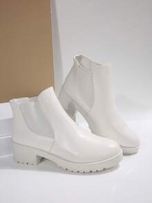 Ein Paar schwarze Kunstleder Ankle Boots mit Nieten-Schnallenverschluss, lässig-schicker Stil, ideal für den täglichen und Straßenmode-Anlass, ganzjähriger Komfort, langanhaltend und