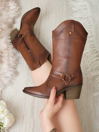 Bota baja western mujer, bota cowboy dama, bota tacón ancho puntal, botas urbanas mujer, bota con cierre lateral, botas sintéticas de moda, botas estilo vaquero elegantes, botas cortas otoño invierno, bota vaquera moderna, botas casuales mujer.