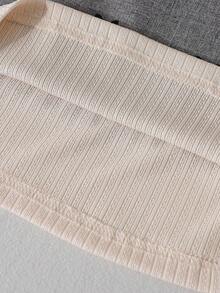 Conjunto de moda para niñas pequeñas de 3 piezas: Camiseta de cuello alto + Chaleco con ribete de encaje + Falda plisada con ribete de encaje