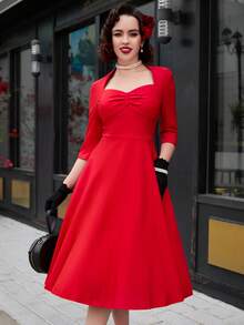 Vestido midi de baile estilo años 60 con cuello de corazón y vuelo en color rojo rosa vintage