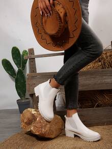 Ein Paar schwarze Kunstleder Ankle Boots mit Nieten-Schnallenverschluss, lässig-schicker Stil, ideal für den täglichen und Straßenmode-Anlass, ganzjähriger Komfort, langanhaltend und