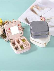 Hộp đựng trang sức bằng nhung, hộp vuông có khóa kéo, hộp đựng trang sức du lịch di động, hộp đựng trang sức thanh lịch, có thể đựng nhẫn, bông tai, dây chuyền, son môi và các dụng cụ trang điểm nhỏ khác, bên ngoài bằng nhung, tiện lợi cho việc bảo quản trang sức khi đi du lịch và ở nhà, cũng là vật dụng cần thiết cho mùa tựu trường. - Nhiều màu - Xem 4