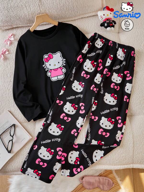 Sanrio مجموعة بيجامة بقطعتين جديدة للبنات، مرخصة من سانريو، تتميز بطباعة هالو كيتي على ملابس علوية أسود بأكمام طويلة وياقة مستديرة وبنطلون. قماش حلو وجميل وأنيق ومريح، مناسب للعائلات وغرف السكن الطلابية في فصلي الربيع والخريف