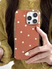 1 carcasă de telefon cu bază maro, model cu buline albe, elegantă și la modă, din TPU, personalizată, rezistentă la șocuri, potrivită pentru iPhone 17/ 17 Pro Max/ 16 Pro Max/ 15 Pro/ 14/ 13/12/11, cadou ideal pentru familie, prieteni și cei dragi