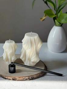 La vela de aromaterapia es una pequeña vela con forma de onda giratoria. Puede ser un candelabro para una boda romántica. Es una elegante vela de aromaterapia para interiores, también es excelente como vela de aromaterapia para el baño y es un regalo perfecto para las chicas.