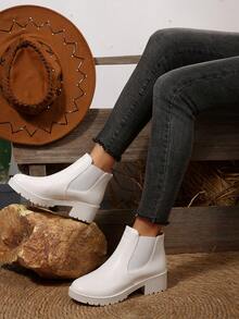 Ein Paar schwarze Kunstleder Ankle Boots mit Nieten-Schnallenverschluss, lässig-schicker Stil, ideal für den täglichen und Straßenmode-Anlass, ganzjähriger Komfort, langanhaltend und