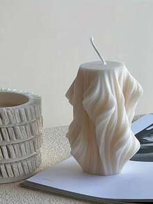 La vela de aromaterapia es una pequeña vela con forma de onda giratoria. Puede ser un candelabro para una boda romántica. Es una elegante vela de aromaterapia para interiores, también es excelente como vela de aromaterapia para el baño y es un regalo perfecto para las chicas.