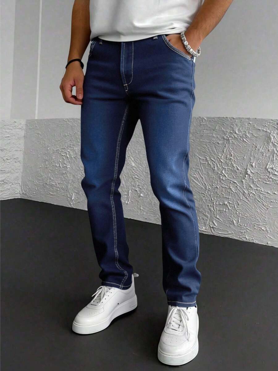 Diseño moderno y versátil, tela denim stretch en tono azul intenso, ajuste slim fit que estiliza la silueta, ideal para uso diario o salidas casuales. Resistente, cómodo y fácil de combinar. - Azul lavado oscuro - Ver 1