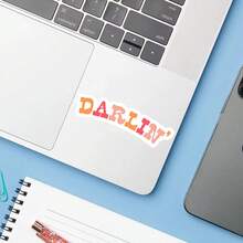 1 pièce Autocollant Darlin, Décalcomanie de citation esthétique pour les livres, Cadeau pour les amateurs de livres western, Autocollant vinyle de romance épicée pour ordinateur portable, bouteille d'eau, liseuse et coque de téléphone, un accessoire parfait pour chaque lecteur de romance qui aime l'esthétique western et un livre épicé